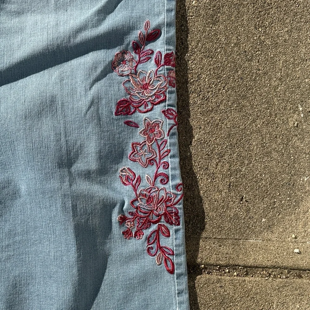 The Pioneer Woman Light Blue Cropped Jeans with Red Embroidery new w/tags XXL - Picture 5 of 12